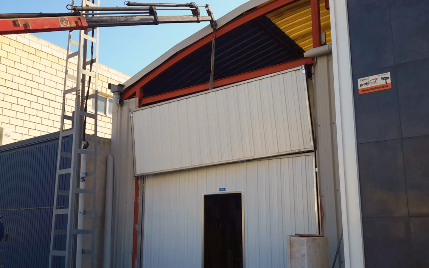 puerta-basculante-preleva-industrial-novoferm